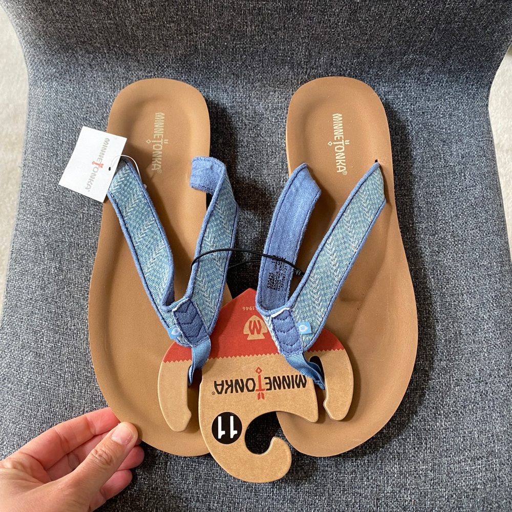 MINNETONKA Fabric Flip Flops - Picture 3 of 7